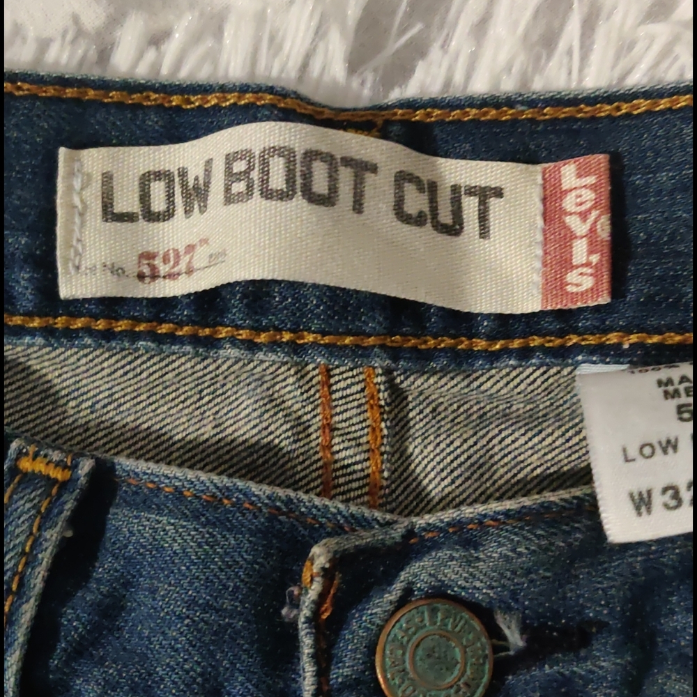 LEVIS' LOW BOOT CUT  JEAN SHORTS SIZE W 32L 30 - Picture 4 of 12